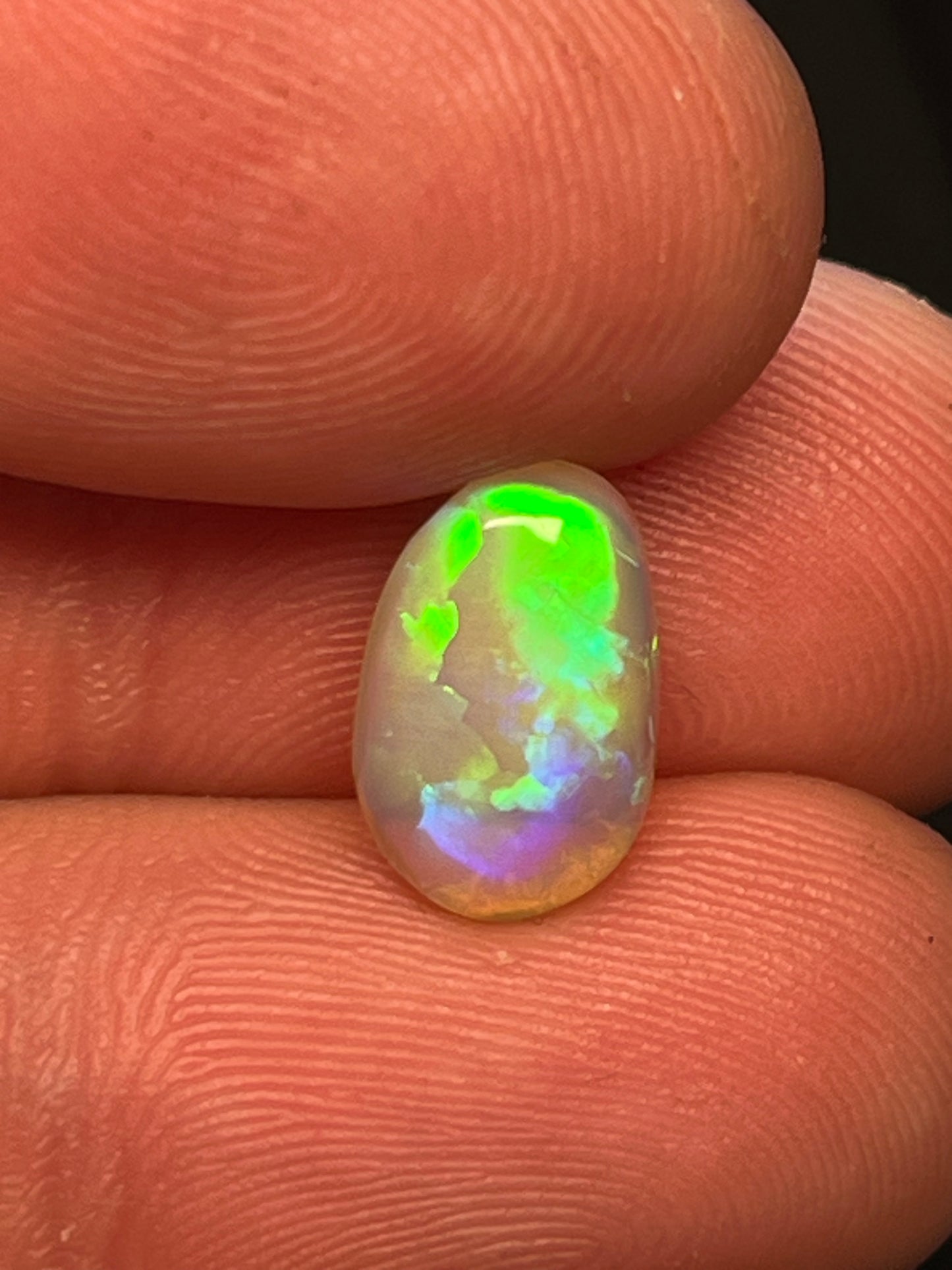 Lightning ridge 2.3ct gem crystal green and blue directional and flick pattern